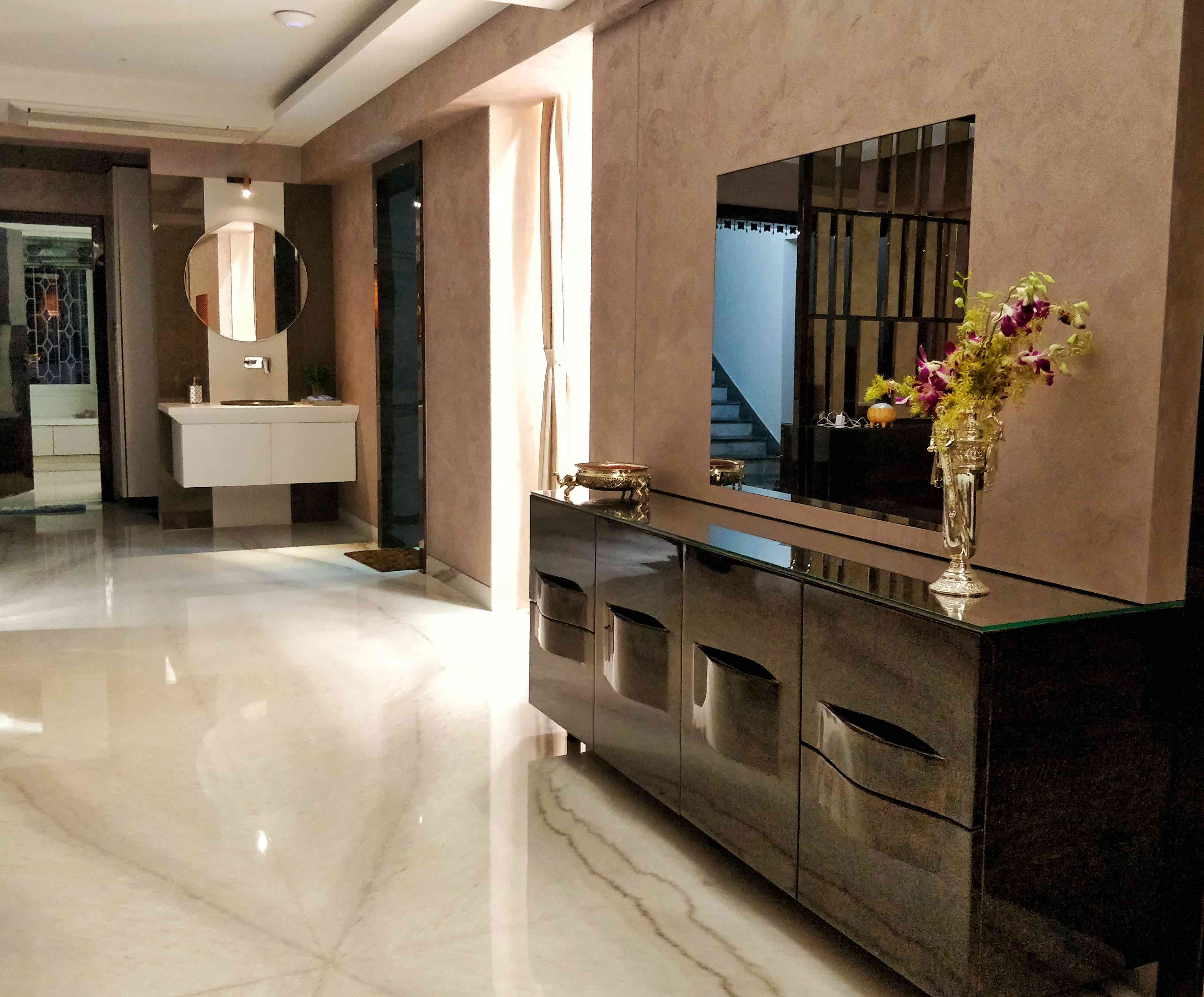 Hallway_sqr.jpg
